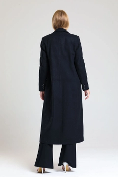 Una modella di abbigliamento all'ingrosso indossa sns10883-stitched-lined-stitched-long-coat-black, vendita all'ingrosso turca di Cappotto di SENSE