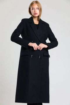 Bir model, SENSE toptan giyim markasının sns10883-stitched-lined-stitched-long-coat-black toptan Kaban ürününü sergiliyor.