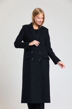 Bir model, SENSE toptan giyim markasının sns10883-stitched-lined-stitched-long-coat-black toptan Kaban ürününü sergiliyor.