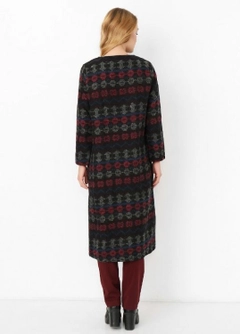 Ένα μοντέλο χονδρικής πώλησης ρούχων φοράει sns11115-front-long-coat-with-agraffiti-black-&-claret-red, τούρκικο Σακάκι χονδρικής πώλησης από SENSE