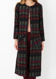 Ένα μοντέλο χονδρικής πώλησης ρούχων φοράει sns11115-front-long-coat-with-agraffiti-black-&-claret-red, τούρκικο Σακάκι χονδρικής πώλησης από SENSE