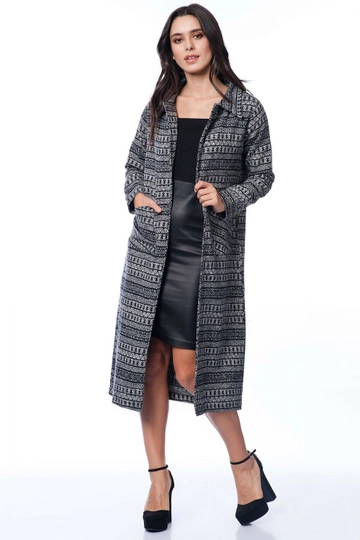 Ein Bekleidungsmodell aus dem Großhandel trägt  Langer Mantel Mit Rollkragen – Schwarz Und Weiß
, türkischer Großhandel Mantel von SENSE