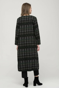 Een kledingmodel uit de groothandel draagt sns11114-long-coat-with-front-sleeves-black-&-green, Turkse groothandel Jas van SENSE