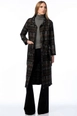 Ein Bekleidungsmodell aus dem Großhandel trägt sns11116-polo-neck-long-coat-black, türkischer Großhandel  von 