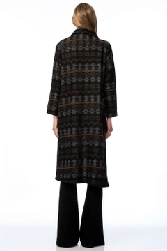 Ένα μοντέλο χονδρικής πώλησης ρούχων φοράει sns11116-polo-neck-long-coat-black, τούρκικο Σακάκι χονδρικής πώλησης από SENSE