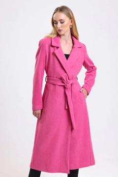 Una modella di abbigliamento all'ingrosso indossa sns10904-slit-detailed-belted-long-cuff-coat-fuchsia, vendita all'ingrosso turca di Cappotto di SENSE