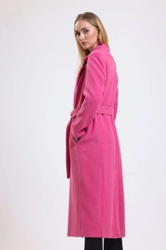 Bir model, SENSE toptan giyim markasının sns10904-slit-detailed-belted-long-cuff-coat-fuchsia toptan Kaban ürününü sergiliyor.