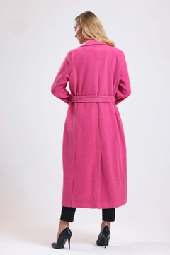 Bir model, SENSE toptan giyim markasının sns10904-slit-detailed-belted-long-cuff-coat-fuchsia toptan Kaban ürününü sergiliyor.