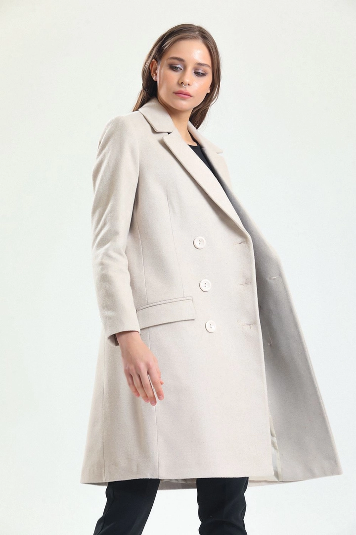Een kledingmodel uit de groothandel draagt sns10910-beige-lined-stamp-plus-size-coat, Turkse groothandel Jas van SENSE