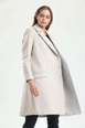 Bir model,  toptan giyim markasının sns10910-beige-lined-stamp-plus-size-coat toptan  ürününü sergiliyor.