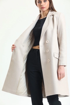 Модел на дрехи на едро носи sns10910-beige-lined-stamp-plus-size-coat, турски едро Палто на SENSE