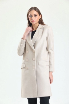 Ein Bekleidungsmodell aus dem Großhandel trägt sns10910-beige-lined-stamp-plus-size-coat, türkischer Großhandel Mantel von SENSE