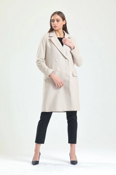 Модел на дрехи на едро носи sns10910-beige-lined-stamp-plus-size-coat, турски едро Палто на SENSE