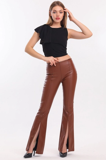 Een kledingmodel uit de groothandel draagt  Leren legging met splitten aan de voorkant bij de benen en elastische taille - Tan
, Turkse groothandel Leggings van SENSE