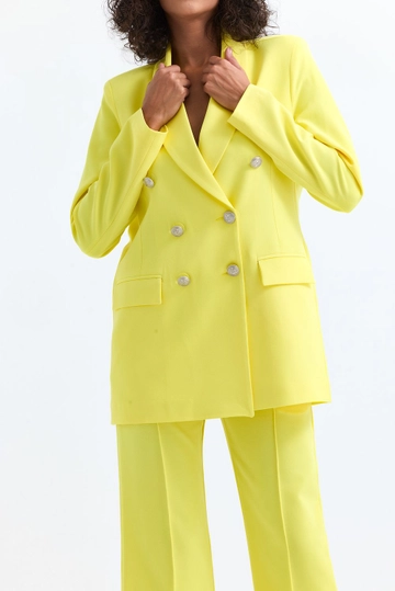 Ein Bekleidungsmodell aus dem Großhandel trägt  Sense Gelbe Anzugjacke Und Hose Für Damen
, türkischer Großhandel Anzug von SENSE