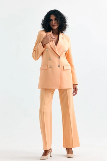 Bir model, SENSE toptan giyim markasının  Sense Somon Kadın Takım Elbise Ceket Ve Pantolon
 toptan Takım ürününü sergiliyor.