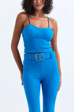Bir model, SENSE toptan giyim markasının sns10933-ottman-bustier-with-sense-turquoise-glops toptan Bluz ürününü sergiliyor.