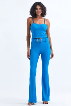 Bir model, SENSE toptan giyim markasının sns10933-ottman-bustier-with-sense-turquoise-glops toptan Bluz ürününü sergiliyor.