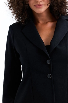 Una modelo de ropa al por mayor lleva sns10937-sense-anthracite-slit-detailed-belted-long-cuff-coat, Abrigo turco al por mayor de SENSE