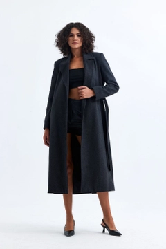 Una modelo de ropa al por mayor lleva sns10937-sense-anthracite-slit-detailed-belted-long-cuff-coat, Abrigo turco al por mayor de SENSE