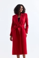 Ein Bekleidungsmodell aus dem Großhandel trägt sns10936-sense-red-slit-detailed-belted-long-cuff-coat, türkischer Großhandel  von 