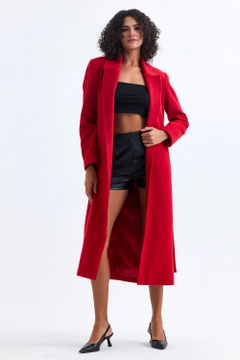 Una modelo de ropa al por mayor lleva sns10936-sense-red-slit-detailed-belted-long-cuff-coat, Abrigo turco al por mayor de SENSE
