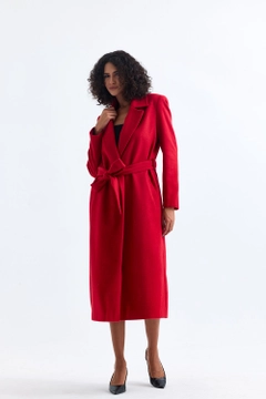 Hurtowa modelka nosi sns10936-sense-red-slit-detailed-belted-long-cuff-coat, turecka hurtownia Płaszcz firmy SENSE