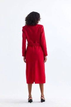 Um modelo de roupas no atacado usa sns10936-sense-red-slit-detailed-belted-long-cuff-coat, atacado turco Casaco de SENSE