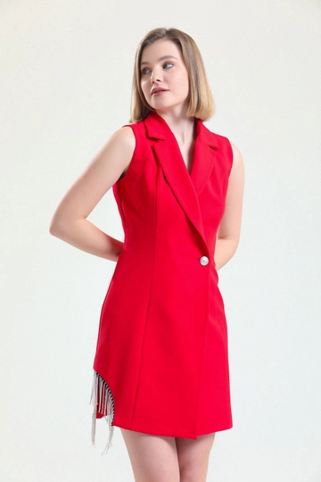 Bir model, SENSE toptan giyim markasının  Sense Kırmızı Zincir Detaylı İçi Astarlı Kolsuz Hürrem Ceket
 toptan Ceket ürününü sergiliyor.
