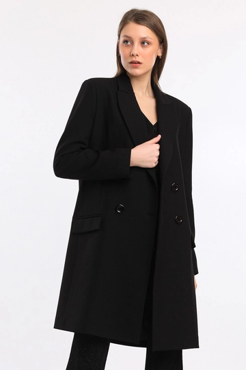 Bir model, SENSE toptan giyim markasının  Sense Siyah Astarlı Uzun Trençkot
 toptan Ceket ürününü sergiliyor.