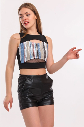 Een kledingmodel uit de groothandel draagt  Sense Zwarte Leren Short Met Elastische Taillezakken
, Turkse groothandel Korte broek van SENSE