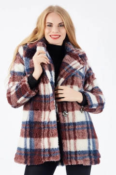Bir model, SENSE toptan giyim markasının sns10985-sense-burgundy-white-plaid-lined-fur-coat-with-4-buttons-on-the-front toptan Kaban ürününü sergiliyor.