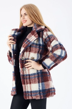 Ein Bekleidungsmodell aus dem Großhandel trägt sns10985-sense-burgundy-white-plaid-lined-fur-coat-with-4-buttons-on-the-front, türkischer Großhandel Mantel von SENSE