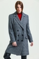 Bir model,  toptan giyim markasının sns10991-sense-black-gray-k.-houndstooth-6-button-lined-cashmere-coat toptan  ürününü sergiliyor.