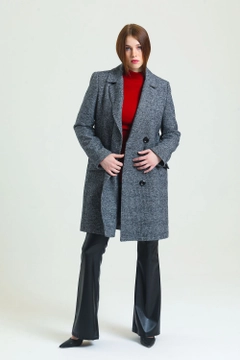 Una modelo de ropa al por mayor lleva sns10991-sense-black-gray-k.-houndstooth-6-button-lined-cashmere-coat, Abrigo turco al por mayor de SENSE