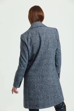 Una modella di abbigliamento all'ingrosso indossa sns10991-sense-black-gray-k.-houndstooth-6-button-lined-cashmere-coat, vendita all'ingrosso turca di Cappotto di SENSE
