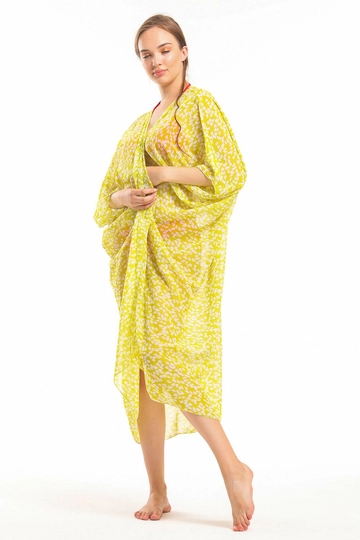 Una modelo de ropa al por mayor lleva  Quimono De Playa De Gasa A Cuadros En Verde Agua Sense
, Kimono turco al por mayor de SENSE