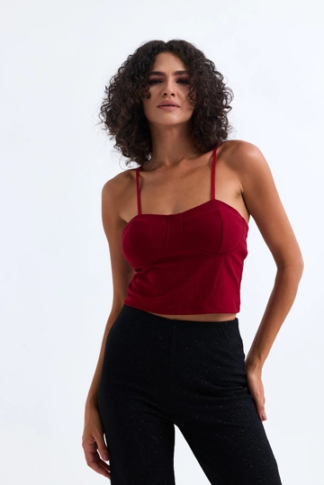 Bir model, SENSE toptan giyim markasının  Sense Koyu Kırmızı Gloplu Astarlı Büstiyer
 toptan Büstiyer ürününü sergiliyor.