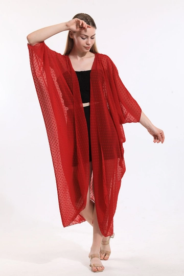 Una modella di abbigliamento all'ingrosso indossa  Kimono Da Spiaggia In Chiffon Rosso Con Punti Sense
, vendita all'ingrosso turca di Kimono di SENSE