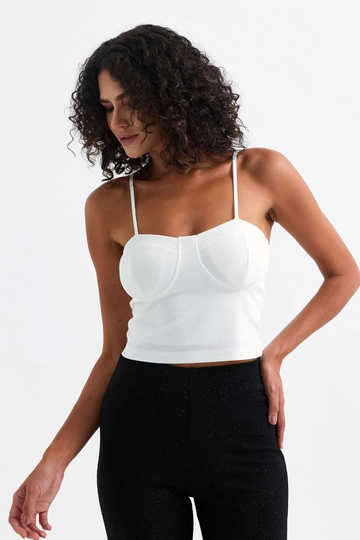 Bir model, SENSE toptan giyim markasının  Sense Beyaz Gloplu Astarlı Büstiyer
 toptan Büstiyer ürününü sergiliyor.