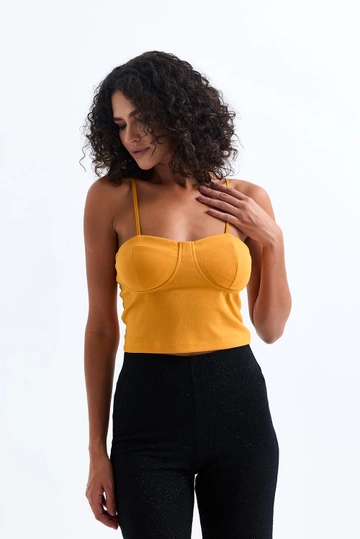Bir model, SENSE toptan giyim markasının  Sense Safran Gloplu Astarlı Büstiyer
 toptan Büstiyer ürününü sergiliyor.