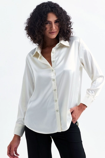 Una modella di abbigliamento all'ingrosso indossa  Camicia In Satin Leggermente Fluida - Ecru
, vendita all'ingrosso turca di Camicia di SENSE