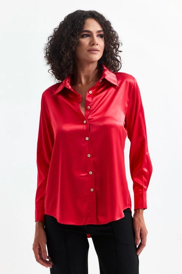 Ein Bekleidungsmodell aus dem Großhandel trägt  Leicht Fließendes Satinhemd – Rot
, türkischer Großhandel Hemd von SENSE
