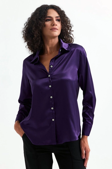 Ein Bekleidungsmodell aus dem Großhandel trägt  Leicht Fließendes Satinhemd – Lila
, türkischer Großhandel Hemd von SENSE