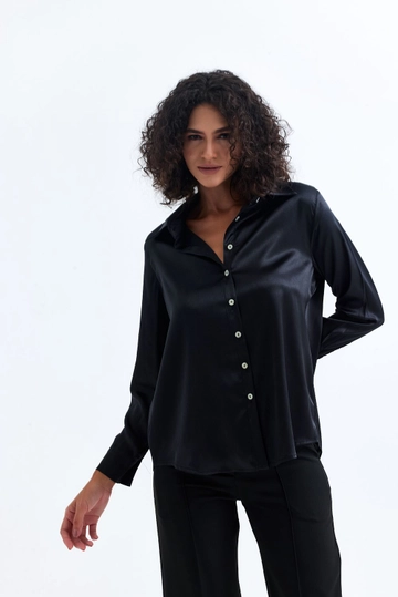 Ένα μοντέλο χονδρικής πώλησης ρούχων φοράει  Πουκάμισο Ελαφρώς Σατέν - Μαύρο
, τούρκικο Πουκάμισο χονδρικής πώλησης από SENSE