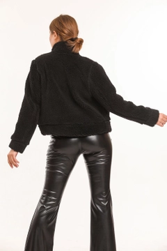 Een kledingmodel uit de groothandel draagt sns11042-plush-coat-with-metal-zipper-and-side-pockets-black, Turkse groothandel Jas van SENSE