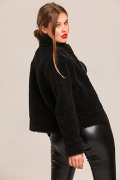 Een kledingmodel uit de groothandel draagt sns11042-plush-coat-with-metal-zipper-and-side-pockets-black, Turkse groothandel Jas van SENSE