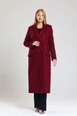 Bir model,  toptan giyim markasının sns11048-lined-stitched-long-coat-claret-red toptan  ürününü sergiliyor.