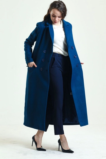 Ein Bekleidungsmodell aus dem Großhandel trägt  Gefütterter  Gemusterter Langer Mantel – Indigo
, türkischer Großhandel Mantel von SENSE