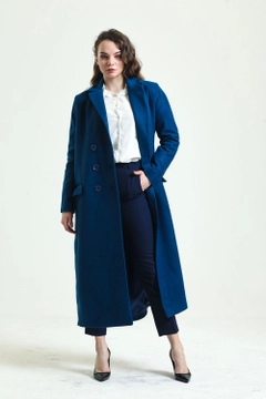 Una modella di abbigliamento all'ingrosso indossa sns11049-lined-patterned-long-coat-indigo, vendita all'ingrosso turca di Cappotto di SENSE